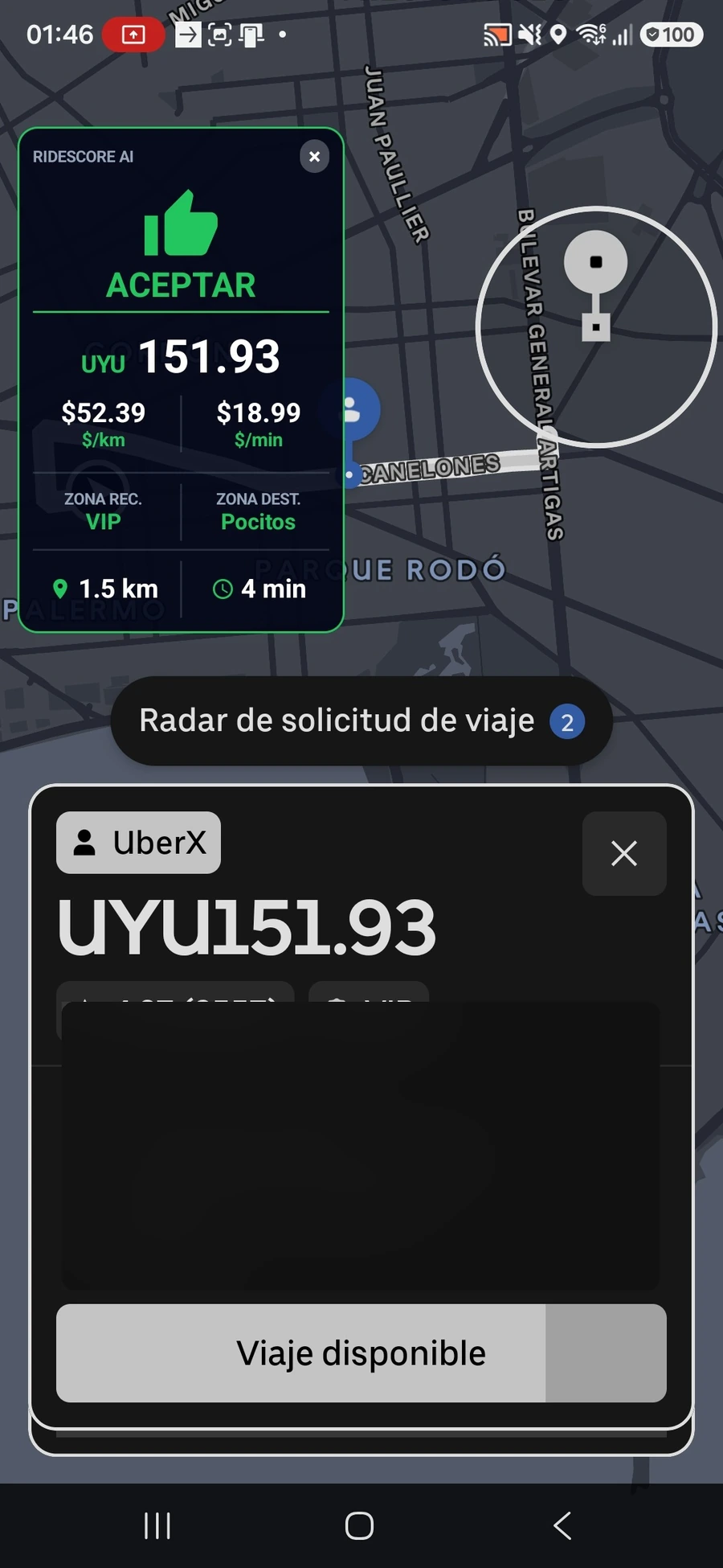 Overlay vertical de RideScore AI sobre una plataforma de viaje compatible con señal CONVIENE y precio visible en la oferta