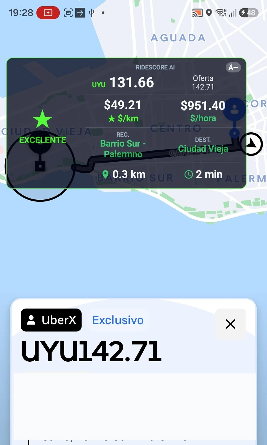 Overlay horizontal de RideScore AI sobre una plataforma de viaje compatible con señal EXCELENTE y precio visible en la oferta